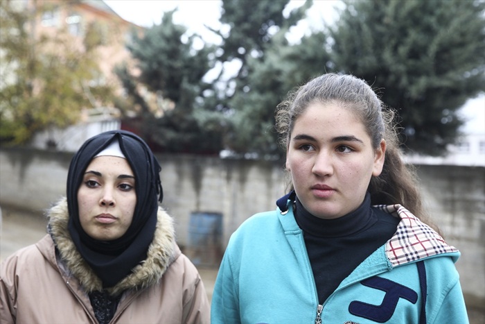 Arkadaşlarını yangında kaybetmenin yasını tutuyorlar