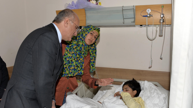CHP'li heyet yaralı öğrencileri ziyaret etti