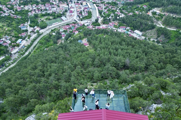 Feke ilçesindeki cam seyir terası bayramda ziyaretçilerini ağırlıyor