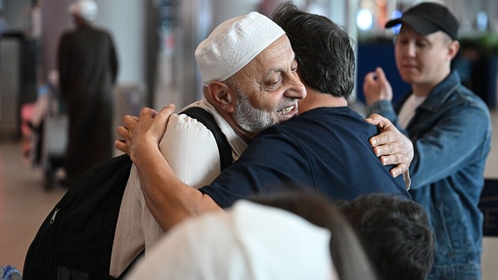 Yurda dönen hacılar İstanbul Havalimanı'nda yakınları tarafından karşılandı