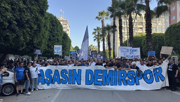 Adana Demirspor taraftarlarından "Yaşasın Demirspor" yürüyüşü