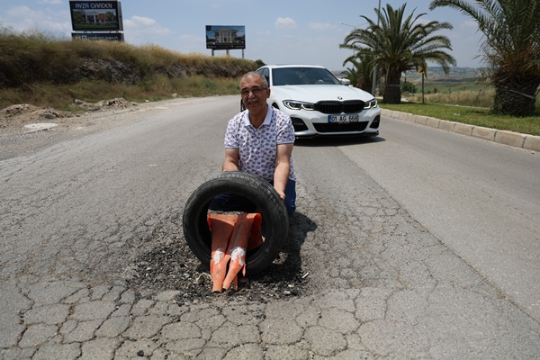 Depremzedelerden belediyeye yol tepkisi: Çukurlara lastik ve duba koydular
