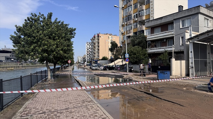 Adana'da su borusunun patladığı cadde trafiğe kapatıldı