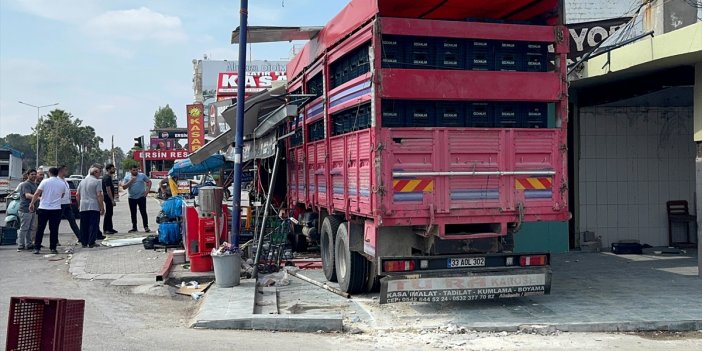 Adana'da sürücüsünün kontrolünden çıkan kamyon markete girdi