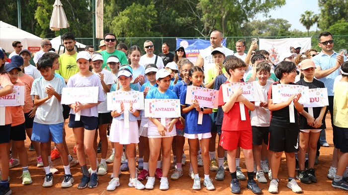 Küçükler ve Minikler Tenis Türkiye Birinciliği müsabakaları Adana'da başladı