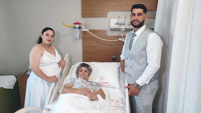 Gelin ve damattan anneyi ağlatan ziyaret