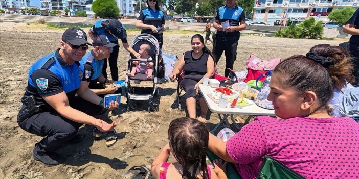 Adana'da polis, tatilcilere "KADES" ve "HAYAT 112 Acil" uygulamalarını anlattı