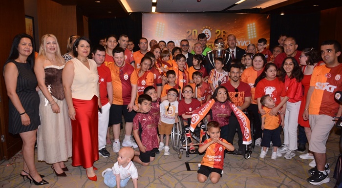Galatasaray'ın şampiyonluk kupası Adana'da özel gereksinimli çocuklarla buluşturuldu