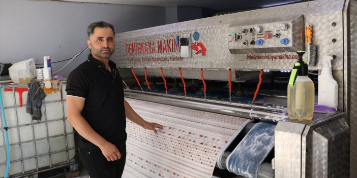 Yıkamak için aldığı battaniyeden çıkan 3 cüzdanı müşterisine teslim etti