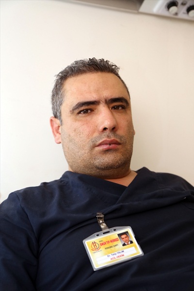 Hasta yakını acil serviste görevli doktoru darbetti