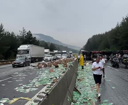 Pozantı-Adana istikameti tır devrilmesi nedeniyle trafiğe kapandı