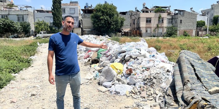 Mahalle arasındaki arsa çöplüğe döndü, vatandaşlar tepki gösterdi