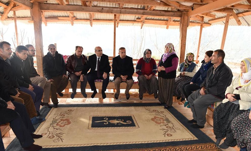 Vali Demirtaş, Yangın Faciasında Hayatını Kaybeden Öğrencilerin Ailelerini Ziyaret Etti