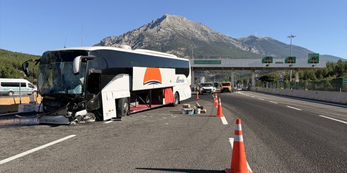 Adana'da otoyol gişelerindeki beton bariyere çarpan otobüsteki 5 kişi yaralandı