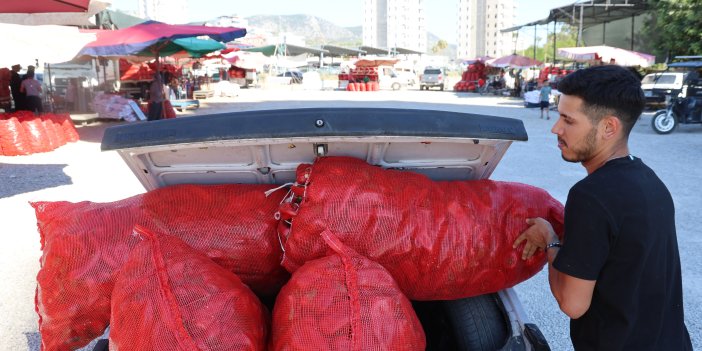Kozan'da biber mesaisi başladı: 40 yıllık Toroslar biber nakliye aracına dönüştü