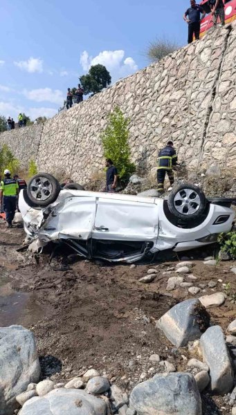 Adana’da otomobil dereye düştü: 2 ölü, 1 yaralı