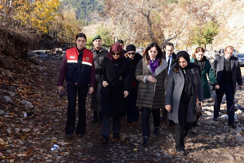 Vali Mahmut Demirtaş'ın Eşi Hanımefendi Beyhan Demirtaş'tan Taziye Ziyareti