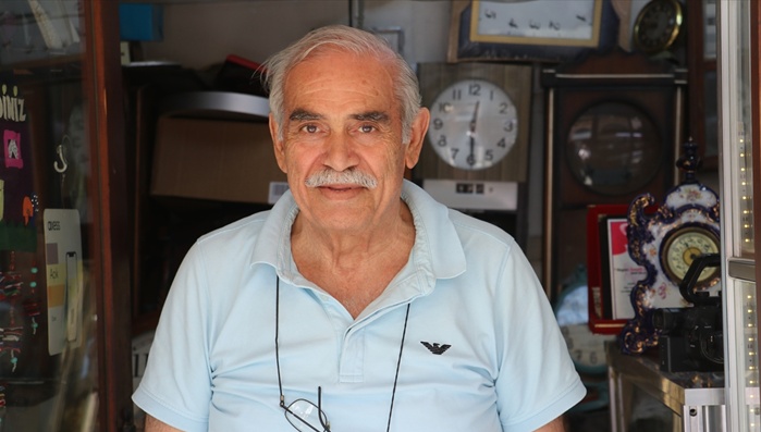 Hayatını tamirciliğe adayan İsmail usta 51 yıldır aynı dükkanda arızalı saatleri onarıyor