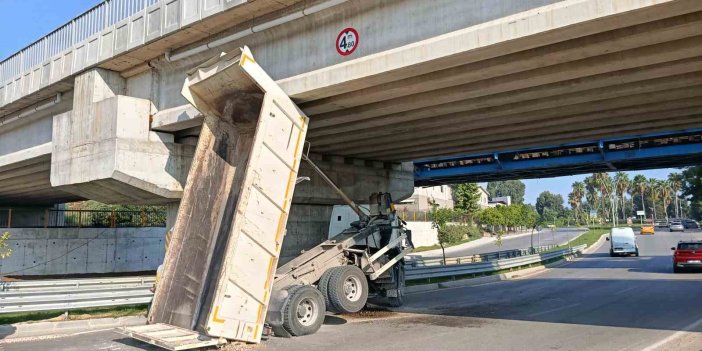 ASKİ kamyonunun damperi köprüde takılı kaldı
