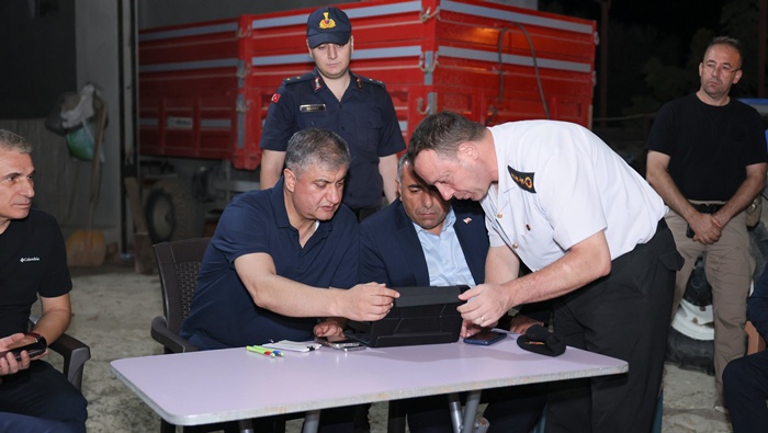 Vali Mustafa Yavuz: "Yangını kontrol altına almak için canla başla mücadele ediyoruz..."