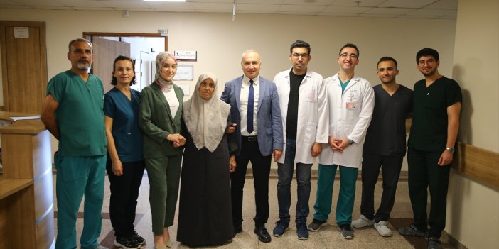 Üç organın birleştiği noktadaki kanserli tümör, hasta uyutulmadan yapılan ameliyatla çıkarıldı