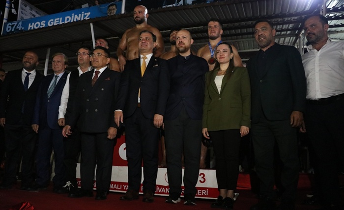 Dünya Etnospor Birliği Başkanı Necmeddin Bilal Erdoğan, Orhan Okulu'ya madalya ve kupasını verdi