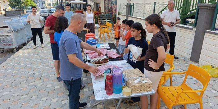 Adana’da çocuklar orman yangınından etkilenen vatandaşlar için tezgah açtı