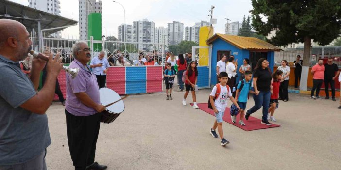Okula başlayan öğrenciler kırmızı halı ve davul zurnayla karşılandı