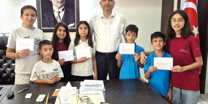 Adana'da çocuklar, yangından etkilenenler için topladıkları parayı kaymakama teslim etti