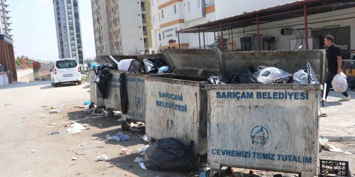 Mahalleliden Sarıçam belediyesine protesto: Çöpleri kendi elleriyle topladılar