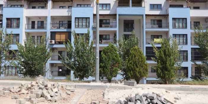 Bakanlığın yaptığı toplu konutlar belediyeden yol bekliyor