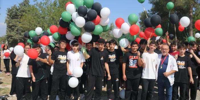 Adana'da uçurtma ve balonlar Filistinli çocuklar için uçuruldu