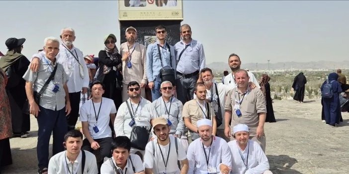 Görme engelli hafızlar umrede Kabe'ye dokunmanın ve manevi atmosferin heyecanını yaşadı
