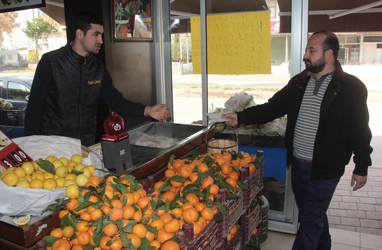 400 dolarını bozdurana 4 kilo soğan patates bedava 