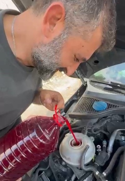 Oto tamircisi otobanda çaresiz kalınca, şalgam suyunu motor suyu olarak kullandı