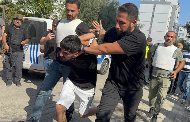 Adana'da polise el bombası ve tabancayla direnen firari hükümlü operasyonla yakalandı