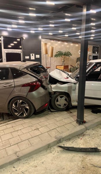 Adana’da kontrolden çıkan iki otomobil peş peşe mağazaya girdi: 2 yaralı