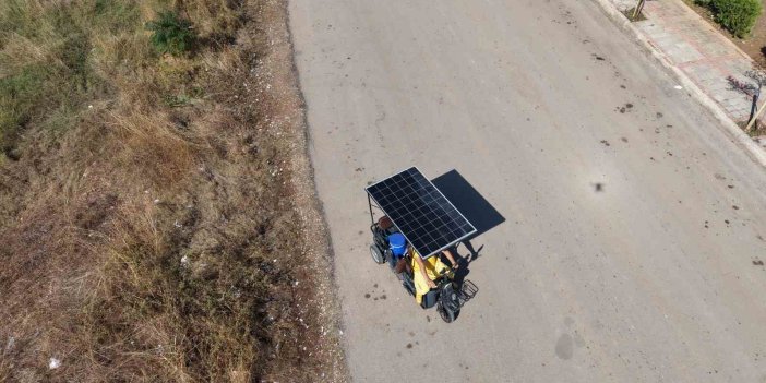 Adana sıcağını avantaja çevirdi: Dondurma sattığı motosikletine güneş paneli taktırdı