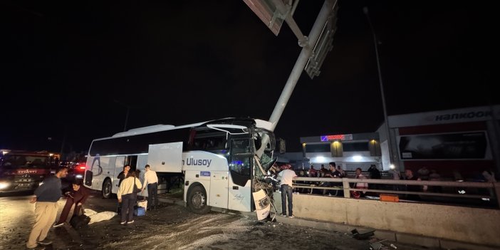 Adana'da yolcu otobüsünün tabela direğine çarpması sonucu 11 kişi yaralandı
