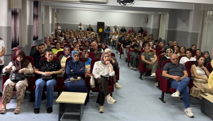 Adana'da velilere aile ve medya eğitimi verildi
