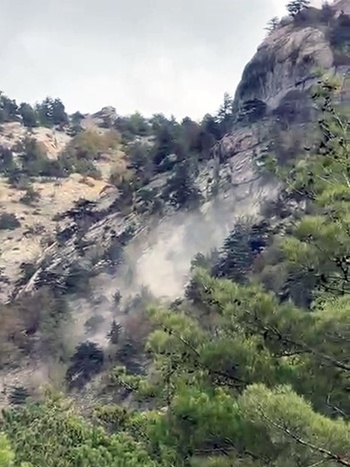 Deprem sırasında yamaçtan kopan kaya kütlesi paniğe neden oldu