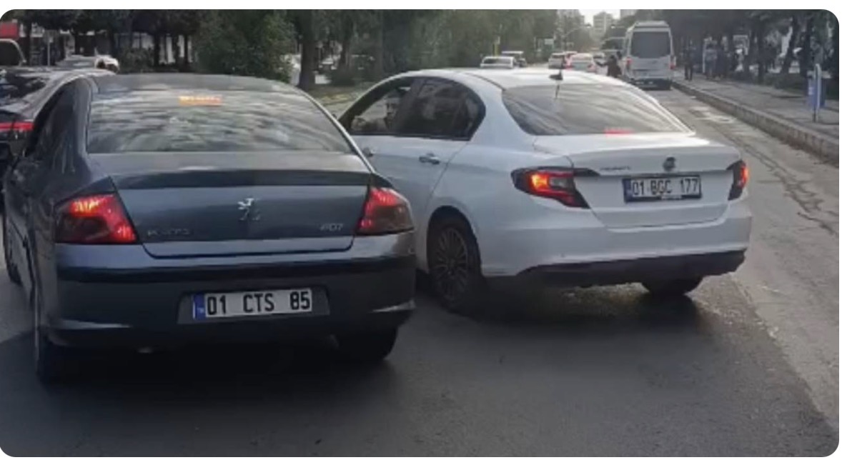 Trafikte tartışan iki sürücü, 180 bin liralık cezayı yememek için araçlarından inmedi