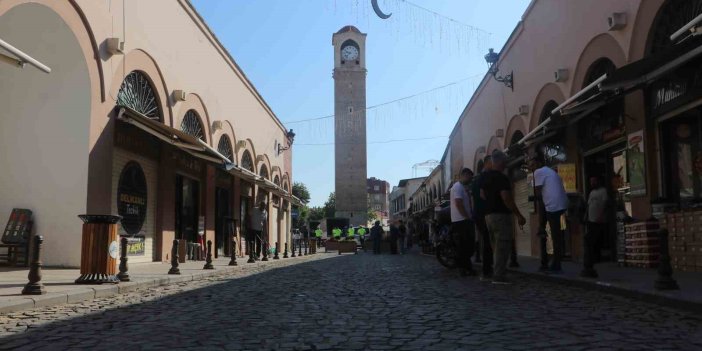 Tarihi Büyük Saat Kulesi’nin bulunduğu cadde trafiğe kapatıldı