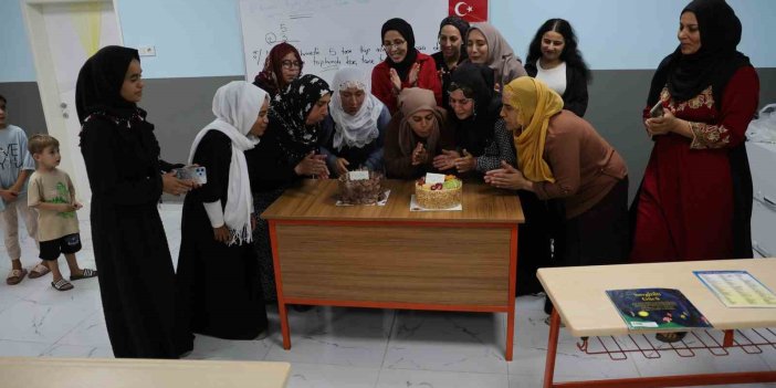 Yıllar sonra gelen mutluluk: Okuma-yazma öğrendiler, pasta kesip mezun oldular