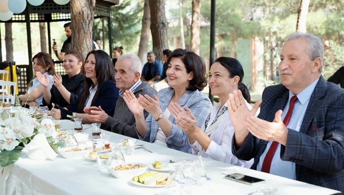 Süreyya Yavuz Hanımefendi Uluslararası Adana Lezzet Festivali Öncesinde Huzurevi Sakinleriyle Bir Araya Geldi
