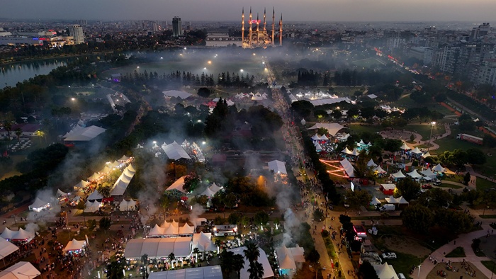 Adana'da kebap dumanı gökyüzünü kapladı, metrelerce kuyruk oluştu
