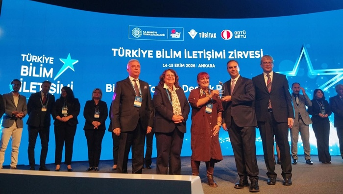 Bakan Kacır, Türkiye 2.liği Ödülünü Adana İsmail Kulak Anadolu Lisesi Öğretmenlerine Verdi
