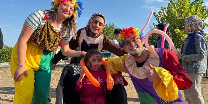 Çadırlarda yaşamak zorunda olan çocukların yüzü palyaçolarla güldü