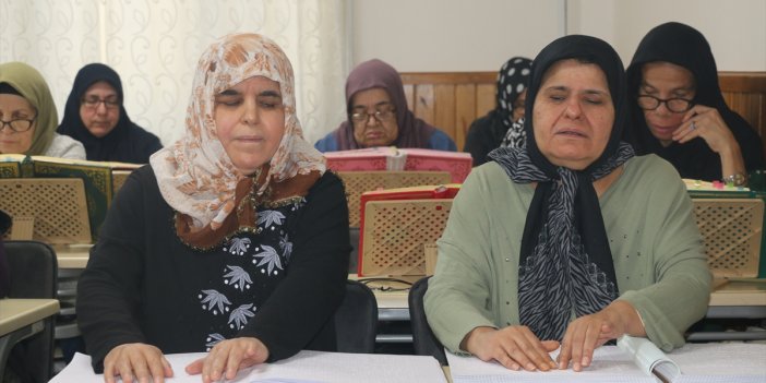 Görme engelli iki kardeş, parmak uçlarıyla Kur'an-ı Kerim'i birçok kez hatmetti