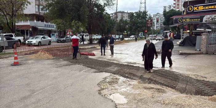 Adana’da şiddetli yağış sonrası yol çöktü